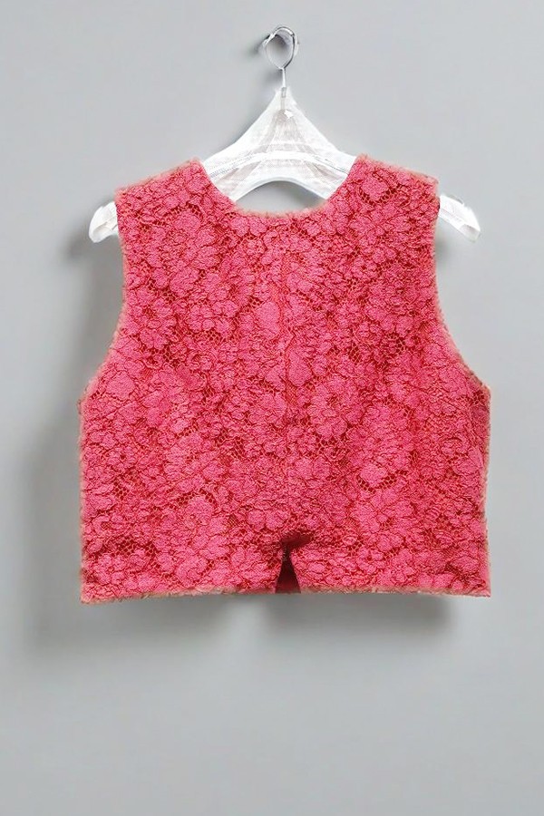 A small red top
